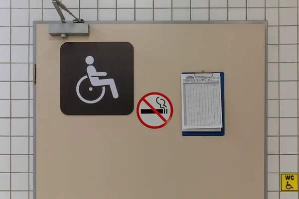 障害者用トイレに清掃スケジュールでサインしてください 接近中だ モスクワ ロシア 2021 — ストック写真