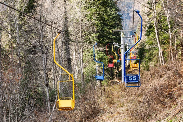 Пустые Разноцветные Железные Канатные Подъемные Кресла Горах Активный Отдых Зимние — стоковое фото