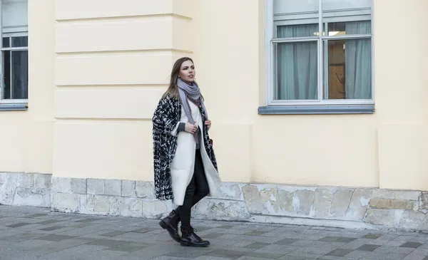 Fiatal Mosolygós Elegáns Kabátban Piros Táskával Város Utcáján Gyönyörű Szőke — Stock Fotó