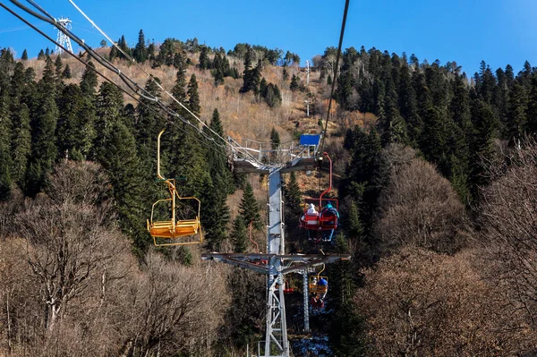在晴朗的阳光明媚的日子里 在蓝天的映衬下 缆车在山上装有起重装置 积极的娱乐和冬季运动 — 图库照片