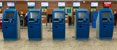 Havaalanında kendi kendini kontrol eden bir sürü terminal var. Panrama formatı. Moskova, Rusya, 10-28-2021.