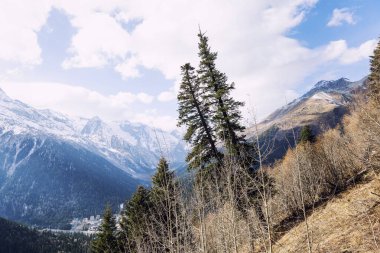 Güneşli bir günde mavi gökyüzüne karşı güzel karlı dağlar. Güzel manzara. Aktif turizm ve kış sporları. 