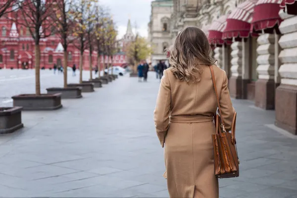 Una Mujer Camina Por Encía Plaza Roja Elegante Rubia Con — Foto de Stock