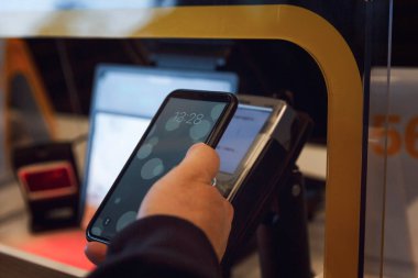 Çevrimiçi telefon terminali ödemesi. Yakın plan..