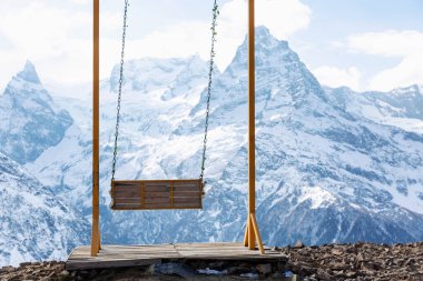 Karlı dağlarda yüksekten sallan. Aktif turizm ve kış sporları. Güzel manzara.