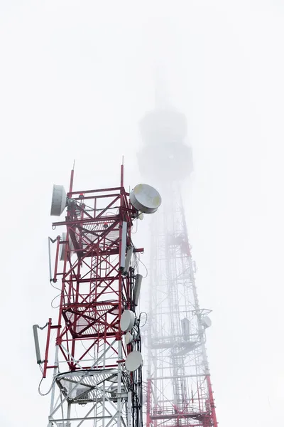 5G塔在雾中 挥动现代技术 垂直方向 — 图库照片