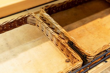 Süpermarkette boş fırın sepetleri. Finansal ve gıda krizi. Yakın plan..