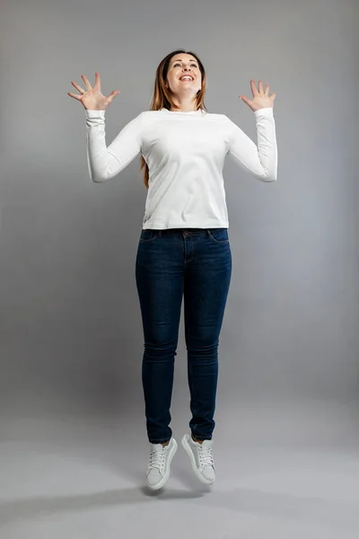 Femme Adulte Sautant Brune Souriante Jeans Pull Blanc Bonheur Positivité — Photo