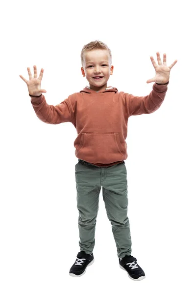 Gülümseyen Çocuk Ellerini Uzattı Avuçlarını Öne Doğru Uzattı Gri Kotlu — Stok fotoğraf
