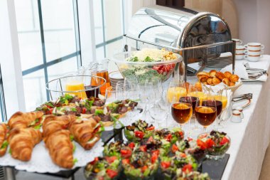 Güzel servis edilmiş büfe masası. İş toplantıları ve kutlamalar.