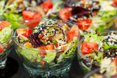 Açık büfedeki porsiyonlu tabaklar içinde iştah açıcı sebze salatası. Kahve molası, iş toplantıları ve kutlamalar. Yakın plan..