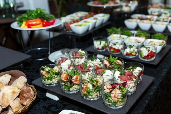 Appetitliche Snacks Auf Dem Buffettisch Feiertage Feiern Und Geschäftstreffen — Stockfoto