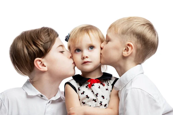 Мальчики Целуют Девочку Щеку Братья Своей Любимой Сестрой Изолированный Белом — стоковое фото