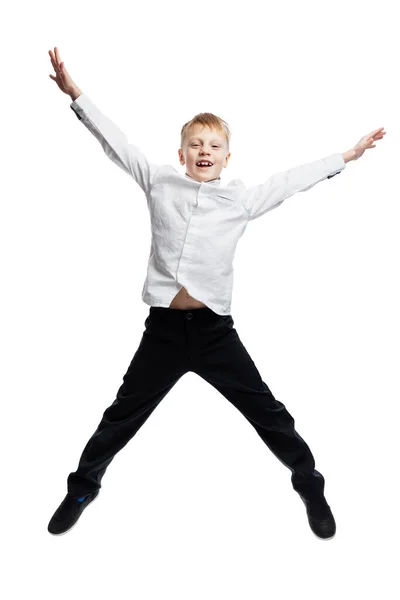 その楽しい少年はジャンプしている ズボンと白いシャツの男 活動と動き 高さは 白い背景に隔離されている — ストック写真