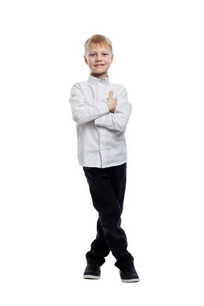 Usmívající Chlapec Stojí Založenýma Rukama Chlápek Bílé Košili Tmavých Kalhotách — Stock fotografie