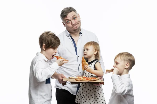 Papa Voedt Drie Kinderen Met Pizza Ongezond Fastfood Witte Achtergrond — Stockfoto