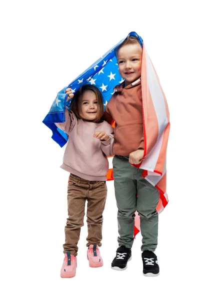 Niños Alegres Sostienen Una Bandera Americana Día Independencia Patriotismo Aislado —  Fotos de Stock