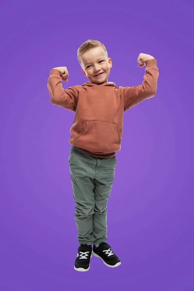 Ein Jähriger Junge Steht Und Zeigt Muskeln Seinen Armen Ein — Stockfoto