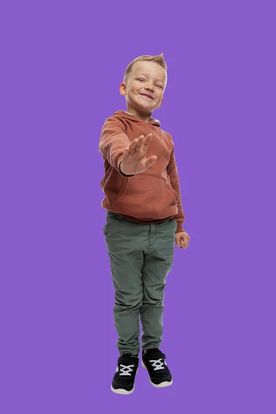Pięciolatek Stoi Wyciągniętą Ręką Dziecko Dżinsach Brązowy Sweter Znak Zaprzeczenia — Zdjęcie stockowe