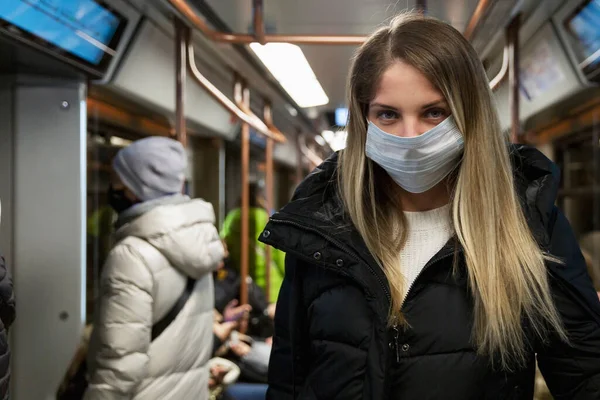 Una Joven Con Una Máscara Médica Está Vagón Del Metro Fotos de stock