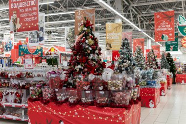 Süpermarketin güzel yeni yıl dekorasyonu. Noel ağaçları, oyuncaklar ve süslemeler satılıyor. Moskova, Rusya, 12-17-2021.