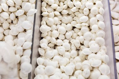 Süpermarketteki dondurulmuş hamur köfteleri. Uygun yiyecekler ve fast food. Rus ve Ukrayna gelenekleri.