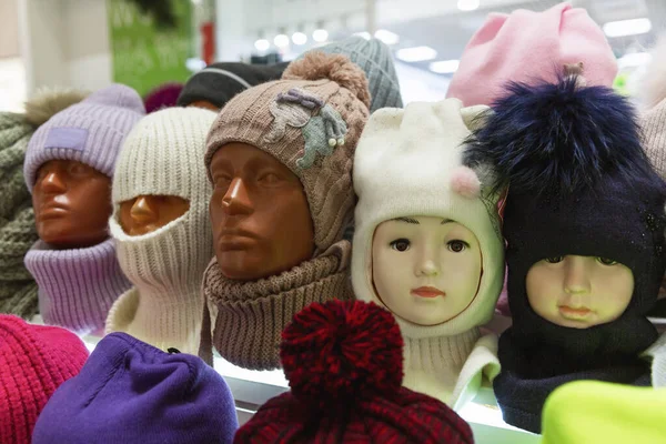 Vitrindeki mankenlerin kafalarına sıcak şapkalar örerdi. Soğuk mevsimlerde moda. Yakın plan..