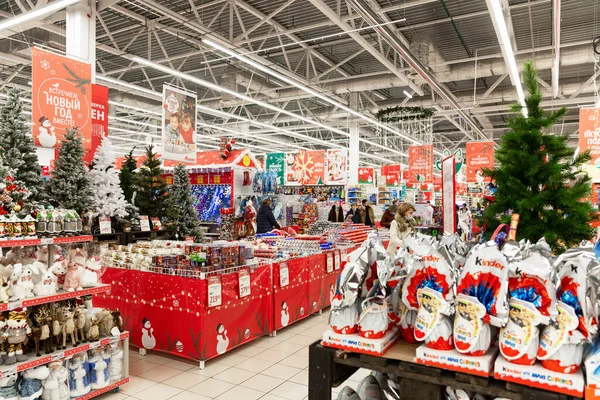 Schöne Neujahrsdekoration Des Supermarktes Verkauf Von Weihnachtsbäumen Spielzeug Und Dekorationen — Stockfoto