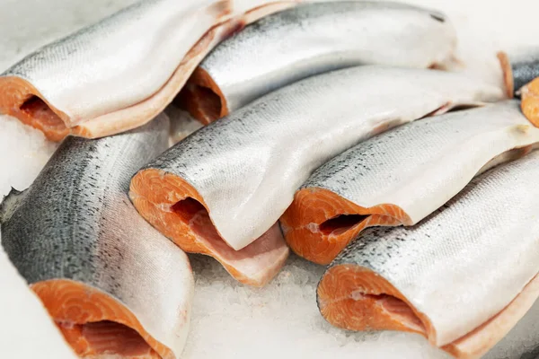 Carcasse Pesce Rosso Senza Testa Sul Bancone Del Negozio Dieta — Foto Stock