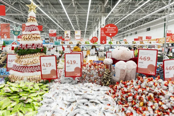 スーパーマーケットでの新年の雰囲気 お店の伝統的なクリスマスの装飾 お菓子の大規模な品揃え モスクワ ロシア 2021 — ストック写真