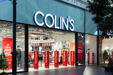 Alışveriş merkezindeki popüler kot mağazası. Moskova, Rusya, 12-17-2021.