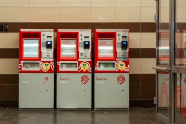 Metroda bilet almak için kullanılan terminaller. Ön manzara. Moskova, Rusya, 12-02-2021.