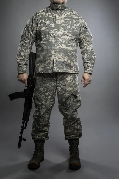 Amerikan Kamuflaj Üniformalı Elinde Kalaşnikof Saldırı Tüfeği Olan Asker Botlu — Stok fotoğraf