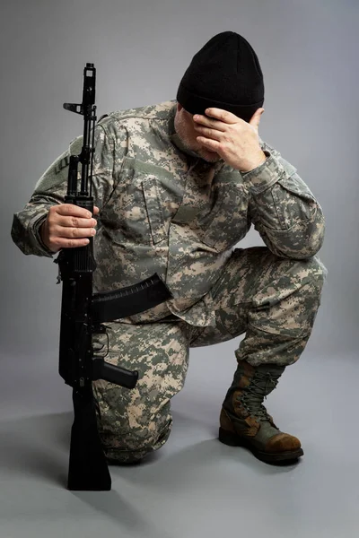 Man Amerikansk Kamouflageuniform Och Armékängor Med Ett Kalashnikov Gevär Handen — Stockfoto