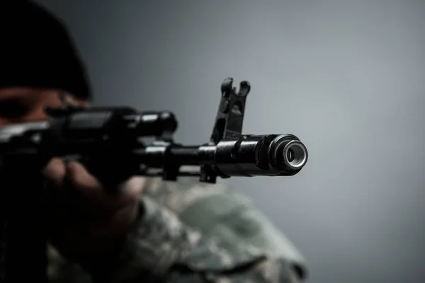 ปากของป นไรเฟ โจม Kalashnikov ใกล ชายในช ดลวงตาและหมวกซ งหมายก อนท จะย — ภาพถ่ายสต็อก