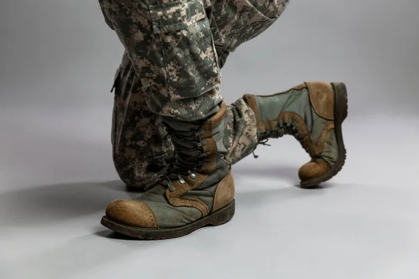 Asker Tek Dizinin Üstünde Kamuflaj Üniformaları Amerikan Askeri Botları Vardı — Stok fotoğraf