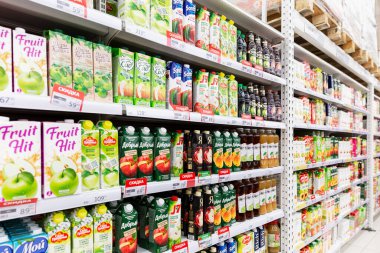 Mağazadaki raflarda çeşitli meyve suları var. Yan görüş. Moskova, Rusya, 12-17-2021.