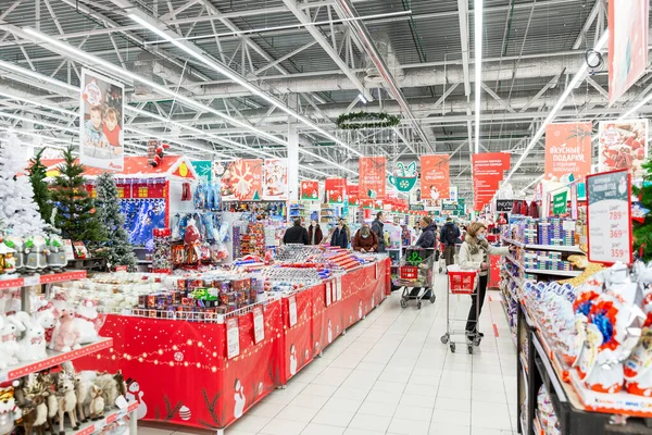 Interior Año Nuevo Gran Supermercado Gente Con Máscaras Está Comprando —  Fotos de Stock