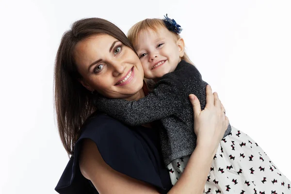 Mamma Figlioletta Abbracciano Sorridono Famiglia Felice Amore Tenerezza Fondo Bianco — Foto Stock