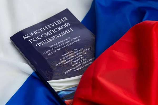 Boken Ryska Federationens Konstitution Med Den Nationella Flaggan Frihet Oberoende — Stockfoto