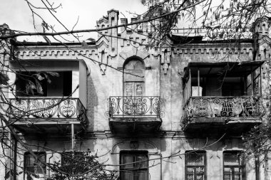 Eski, zarif, harap bir malikane. Tamir ve onarım. Ön manzara. Siyah beyaz fotoğraf.