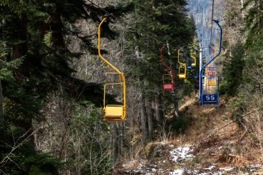 Dağlarda çok renkli asansörler var. Aktif yaşam tarzı ve spor.