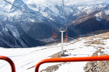Dağlarda çok renkli asansörler var. Aktif yaşam tarzı ve spor.