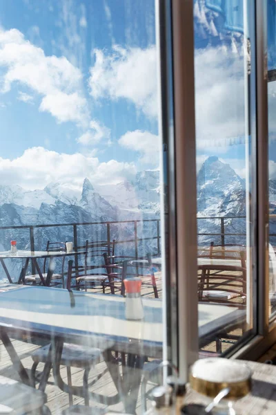 Nádherný Výhled Okna Kavárny Zasněžené Hory Lyžařském Středisku Aktivní Životní — Stock fotografie