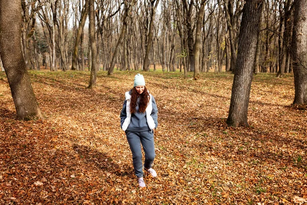 Mujer Joven Con Ropa Cómoda Para Caminar Bosque Dorado Otoño Fotos de stock libres de derechos