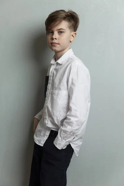 Sad Boy Stands Wall Casually Dressed Child White Shirt Dark — Stockfoto