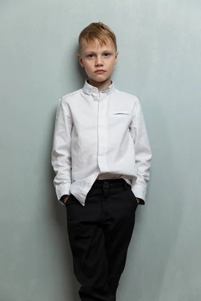 Sad Boy Stands Wall Casually Dressed Child White Shirt Dark — Stockfoto