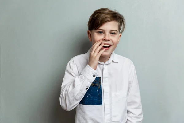 Хлопчик Сміється Дитина Білій Сорочці Сірому Фоні Радість Щастя Позитивність — стокове фото