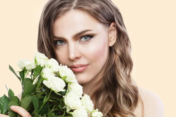 Face Beautiful Woman White Roses Smiling Showy Blonde Tenderness Beauty — Photo