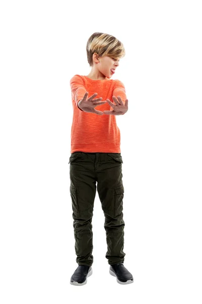 Chlapec Stojí Nataženýma Rukama Dlaněmi Dopředu Chlápek Tmavých Džínách Oranžovém — Stock fotografie
